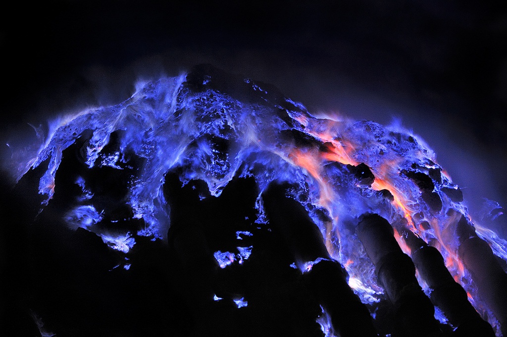 Escaped at gaseous state from the Kawah Ijen crater on Java Island in Indonesia sulfur combusts on contact with air, liquefies and run in impressive rivers of blue flames. Indonésie