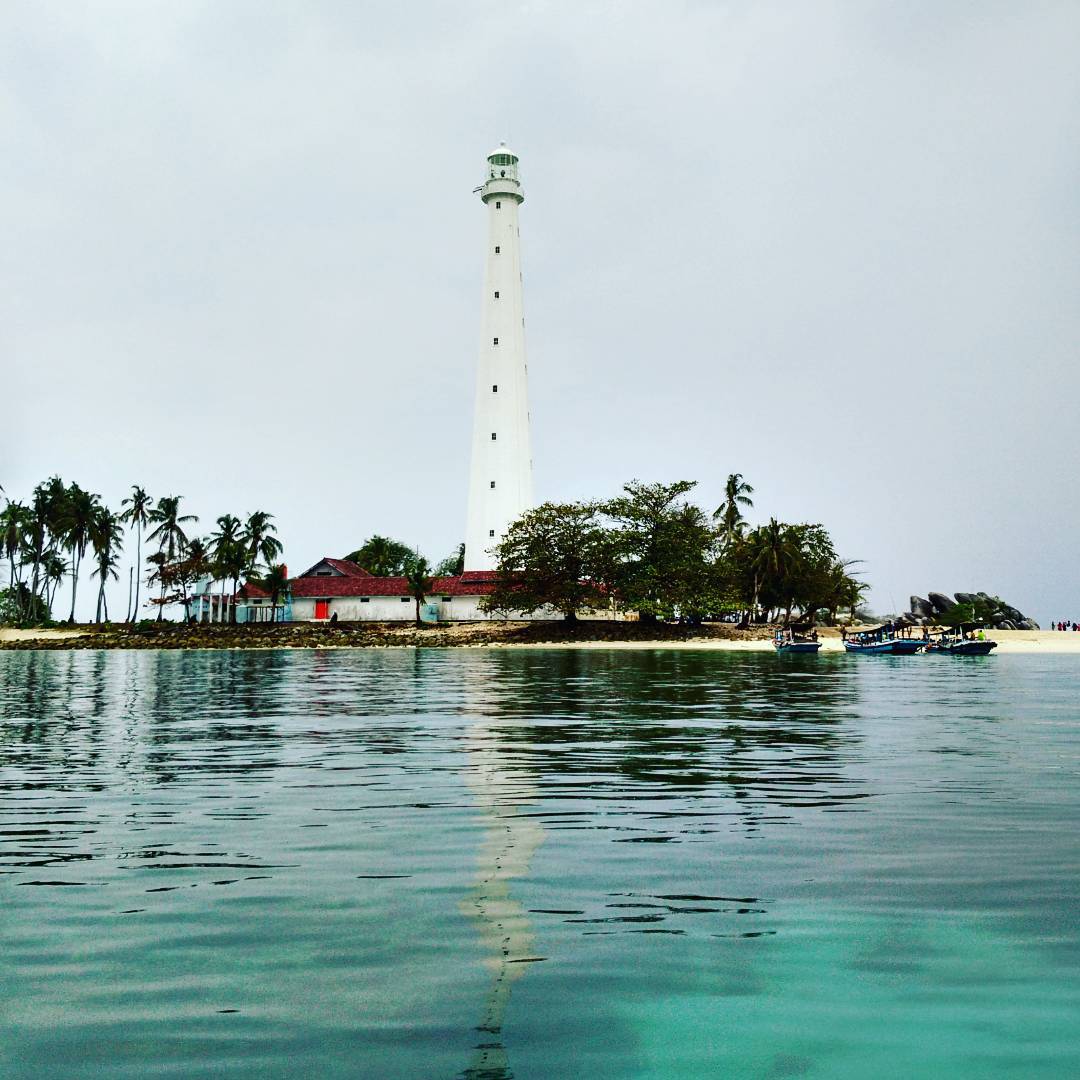 pulau lengkuas bangka belitung by desi_manda